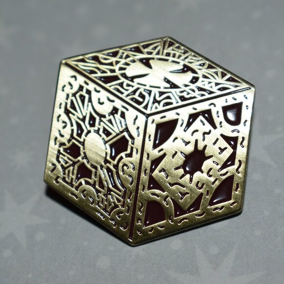 Gold Hellraiser Puzzle Box Metal Enamel Pin - Picture 1 of 3